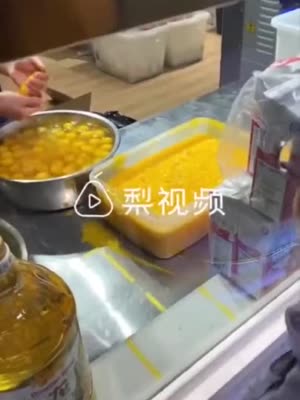 银川“南洋大师傅”蛋糕店员工徒手抓蛋黄 店方：违反店规会罚款