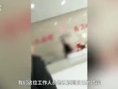 湖南长沙一工作人员欲拿板凳砸人 社区回应涉事者已写书面检讨