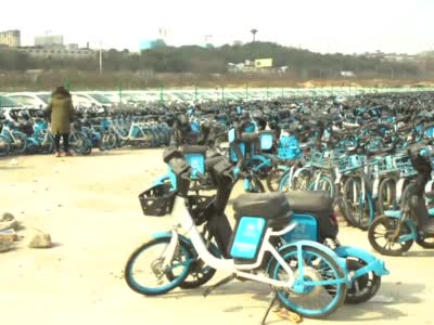 长沙共享电单车“坟场”