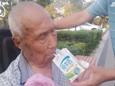 年过六旬的兄弟俩喂92岁老父亲喝奶 场面温馨令人动容