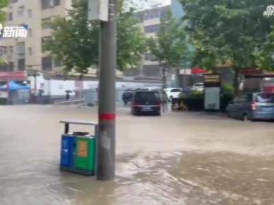 郑州解封后第一天又迎暴雨，市区多处积水已淹没膝盖