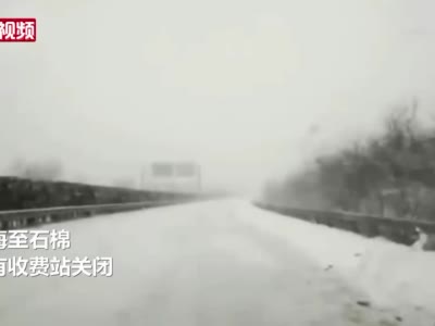 京昆高速公路四川雅西段因大雪通行受阻